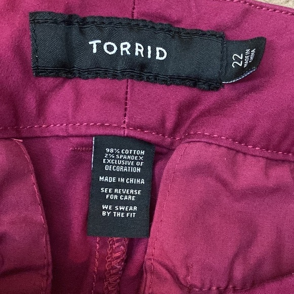 Torrid plum‎ wine 5 INCH STRETCH SATEEN MID-RISE SHORT - Picture 3 of 5